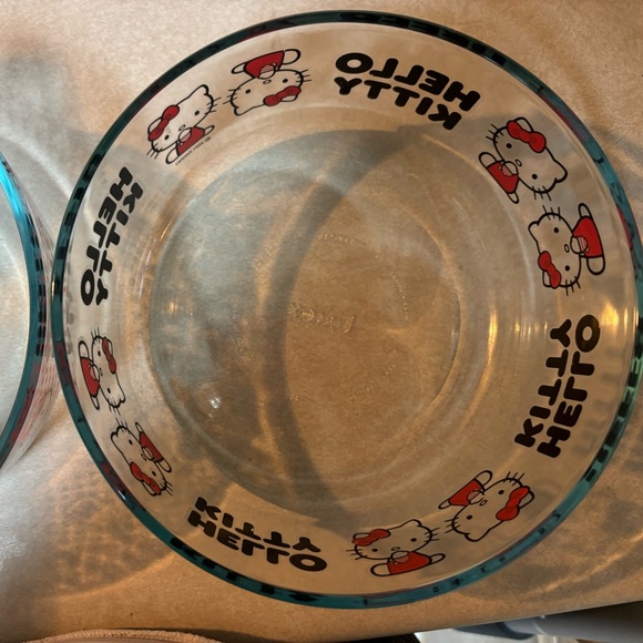 Hello Kitty Pyrex bowl for storage- perfect condition - Picture 6 of 13
